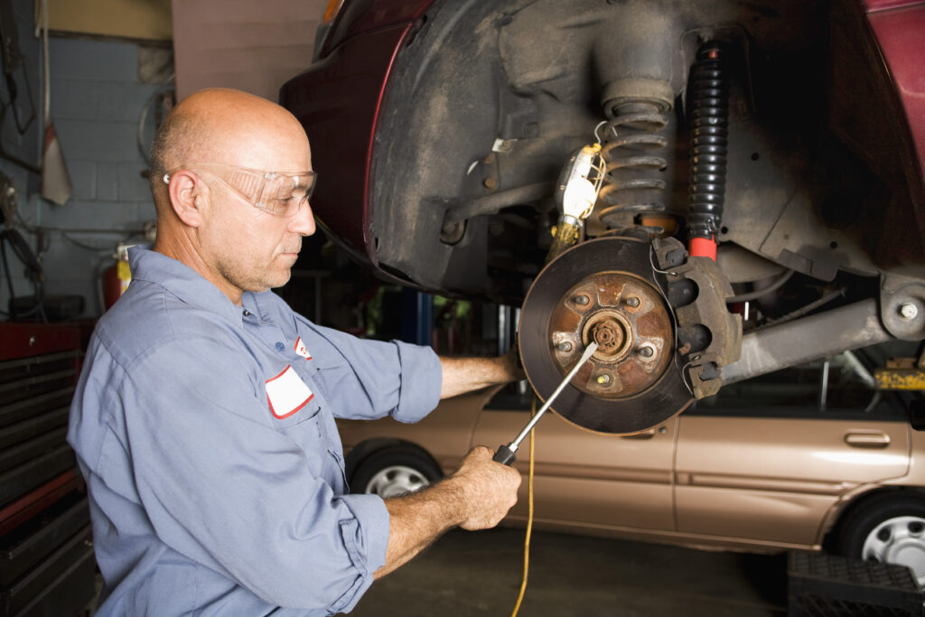 N1206P15008H - Koala Motorsport mechanic working on car wheel bmw mini cooper audi